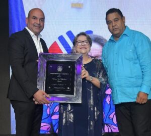 Gloria Ceballos recibe Reconocimiento al Mérito por su labor en el Indomet